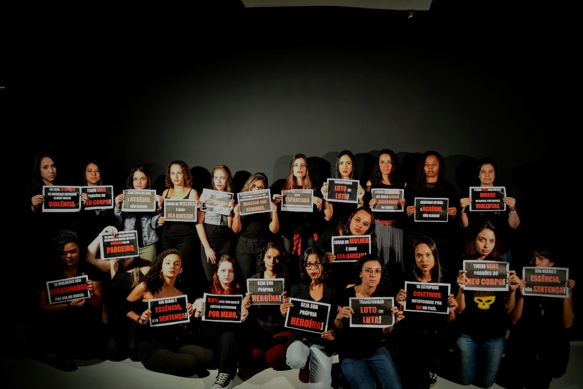 Marielle, presente: Alunas de Jornalismo fazem sessão de fotos contra o feminicídio