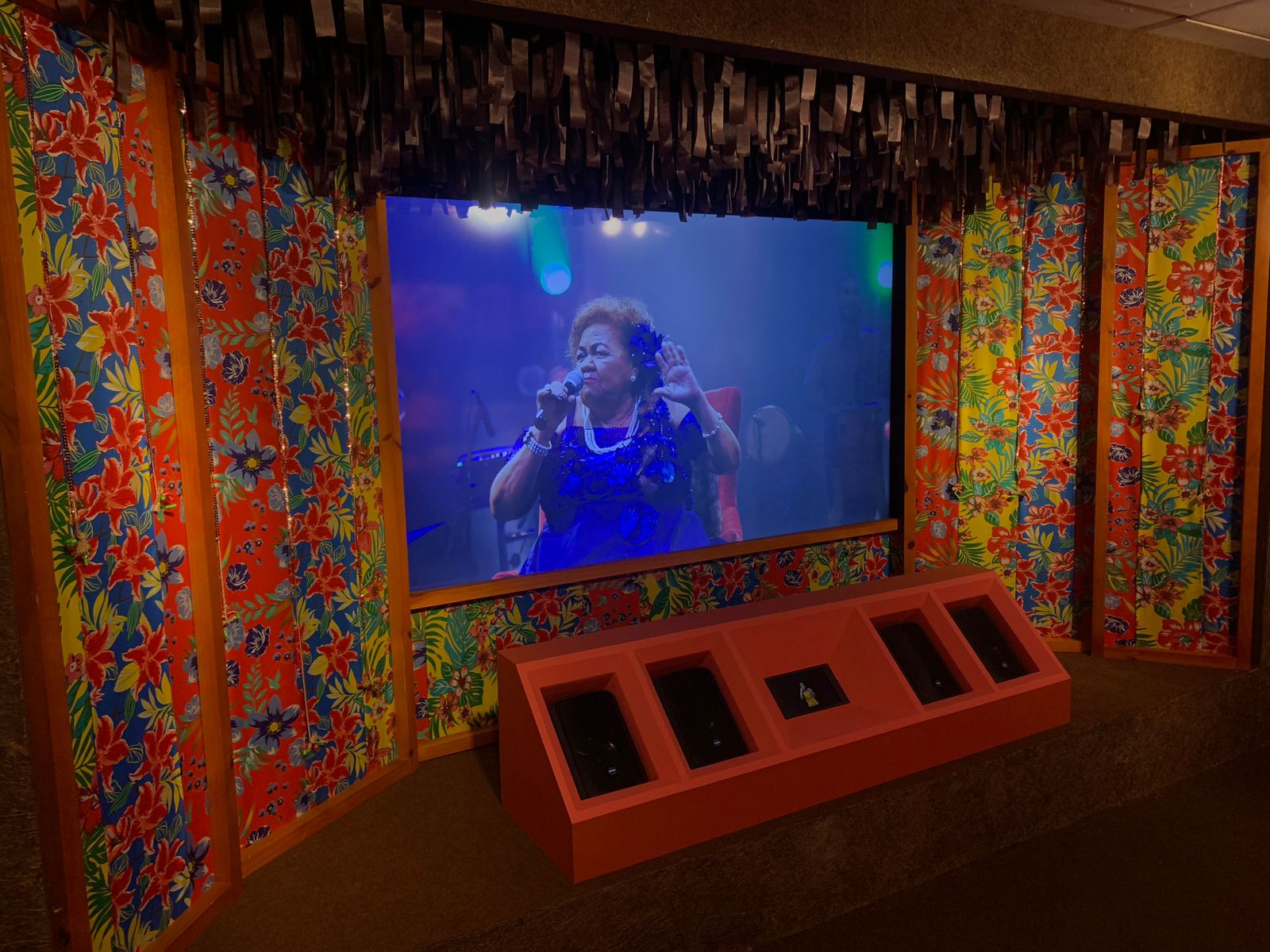 A música e o charme presentes da exposição Dona Onete, a Rainha do Carimbó